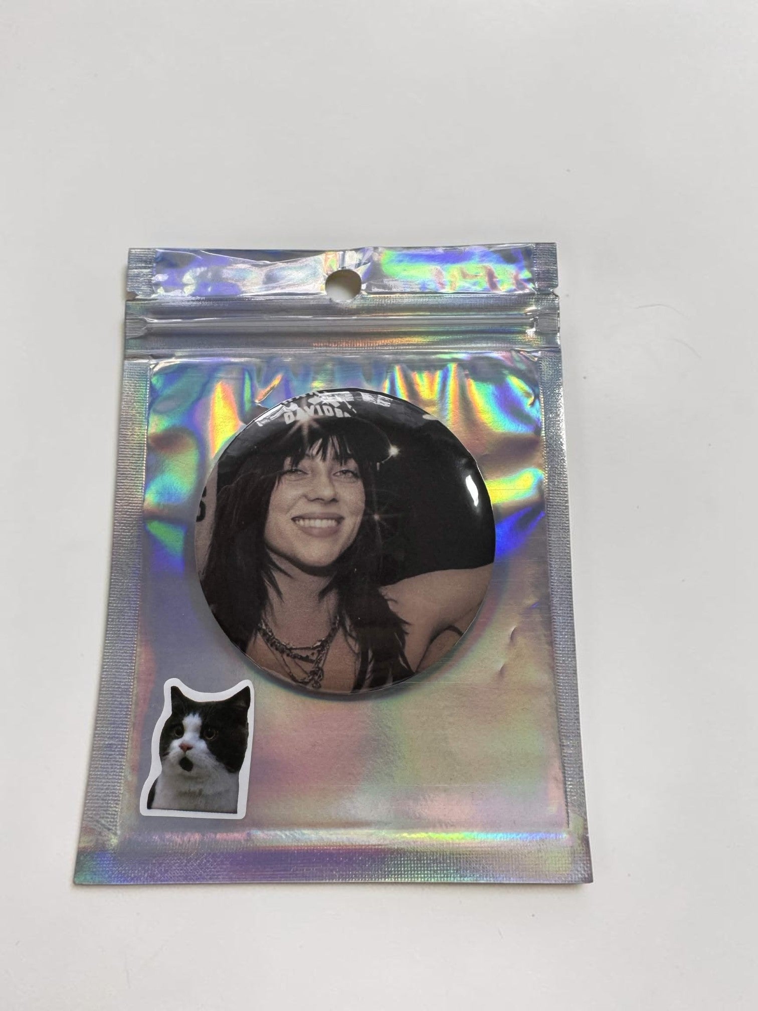 Billie Eilish – uśmiechnięta vibe | przypinka 58mm