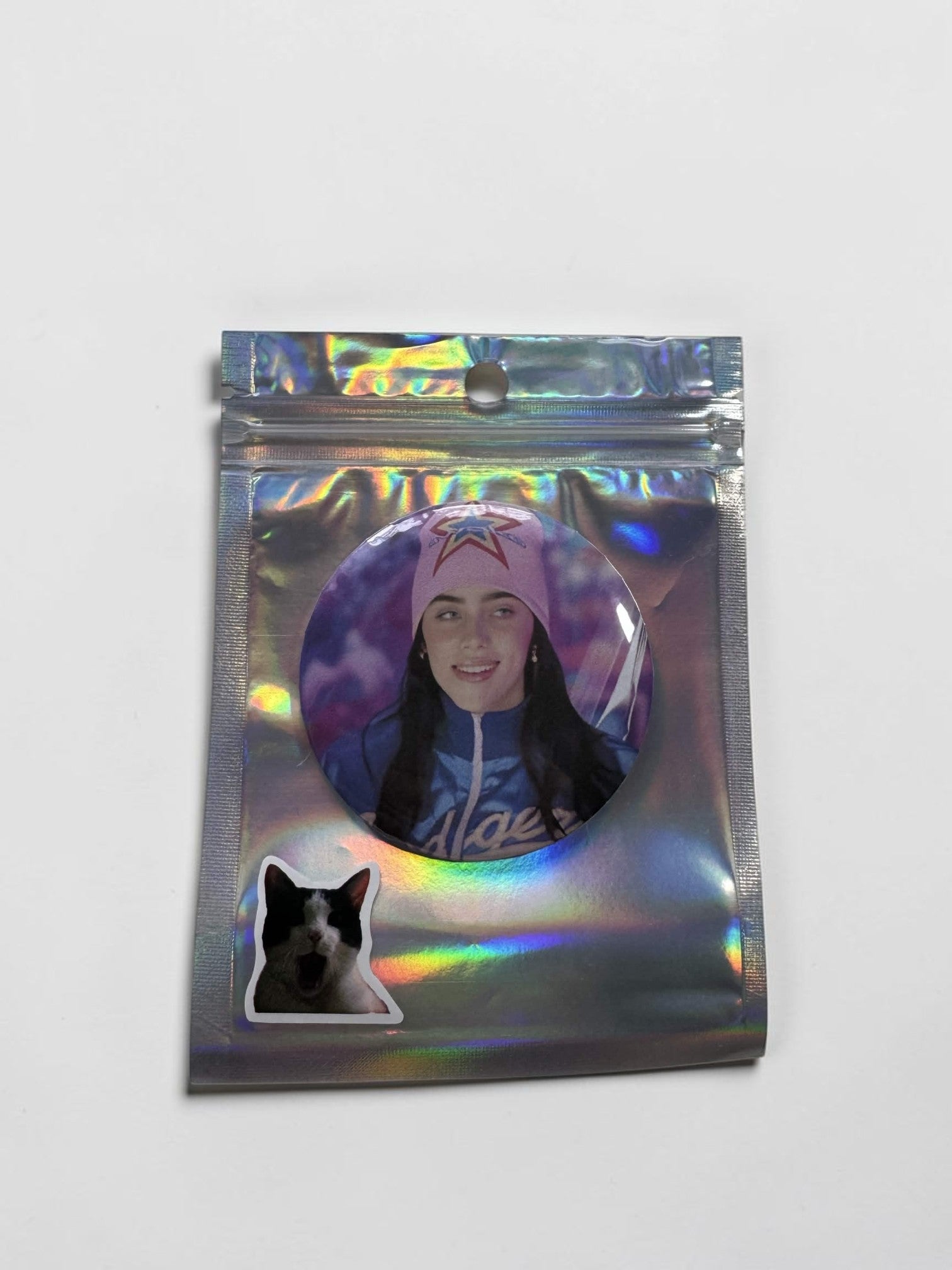 Billie Eilish – różowy vibe | przypinka 58mm