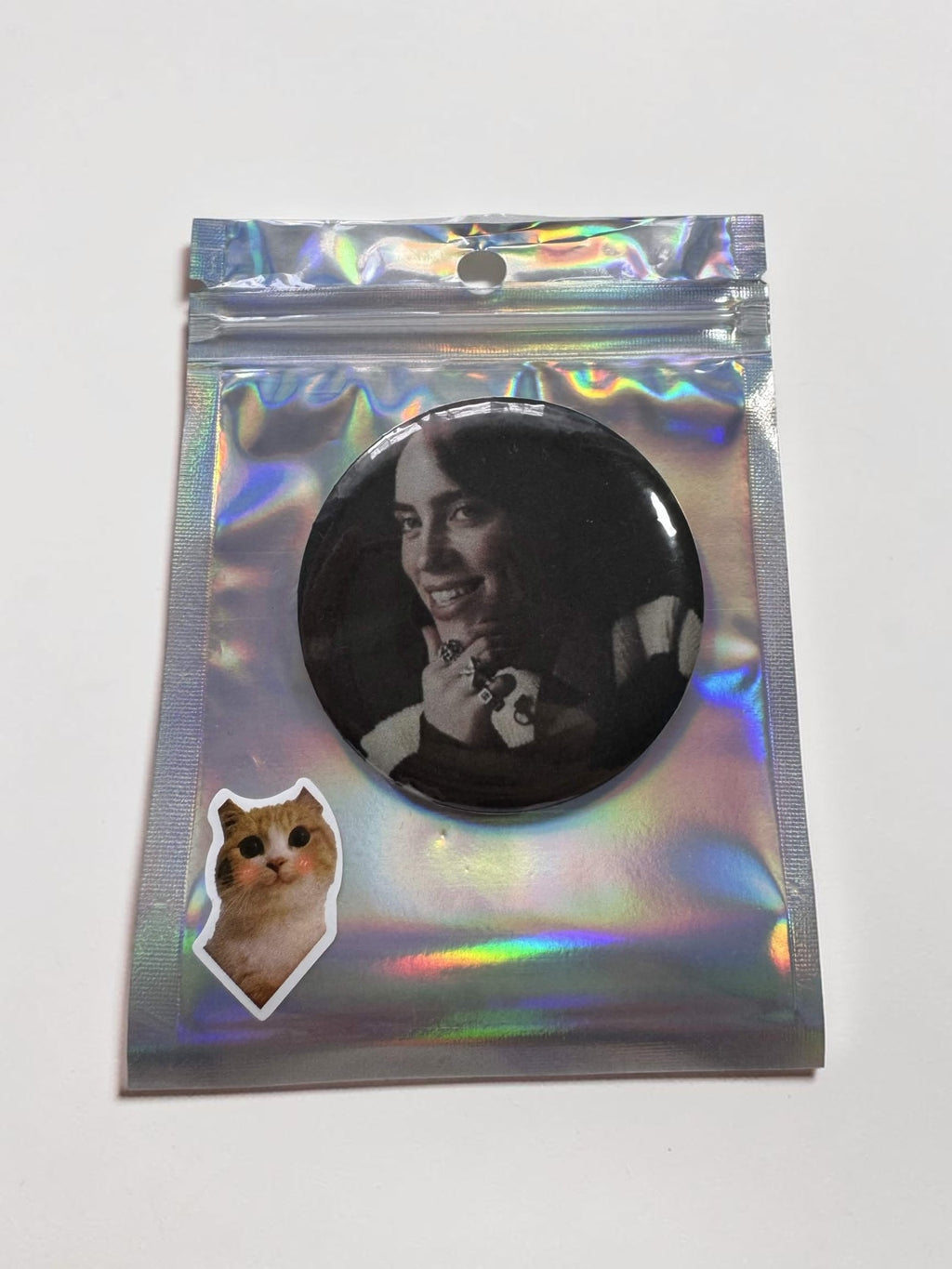 Billie Eilish – uśmiechnięta vibe | przypinka 58mm
