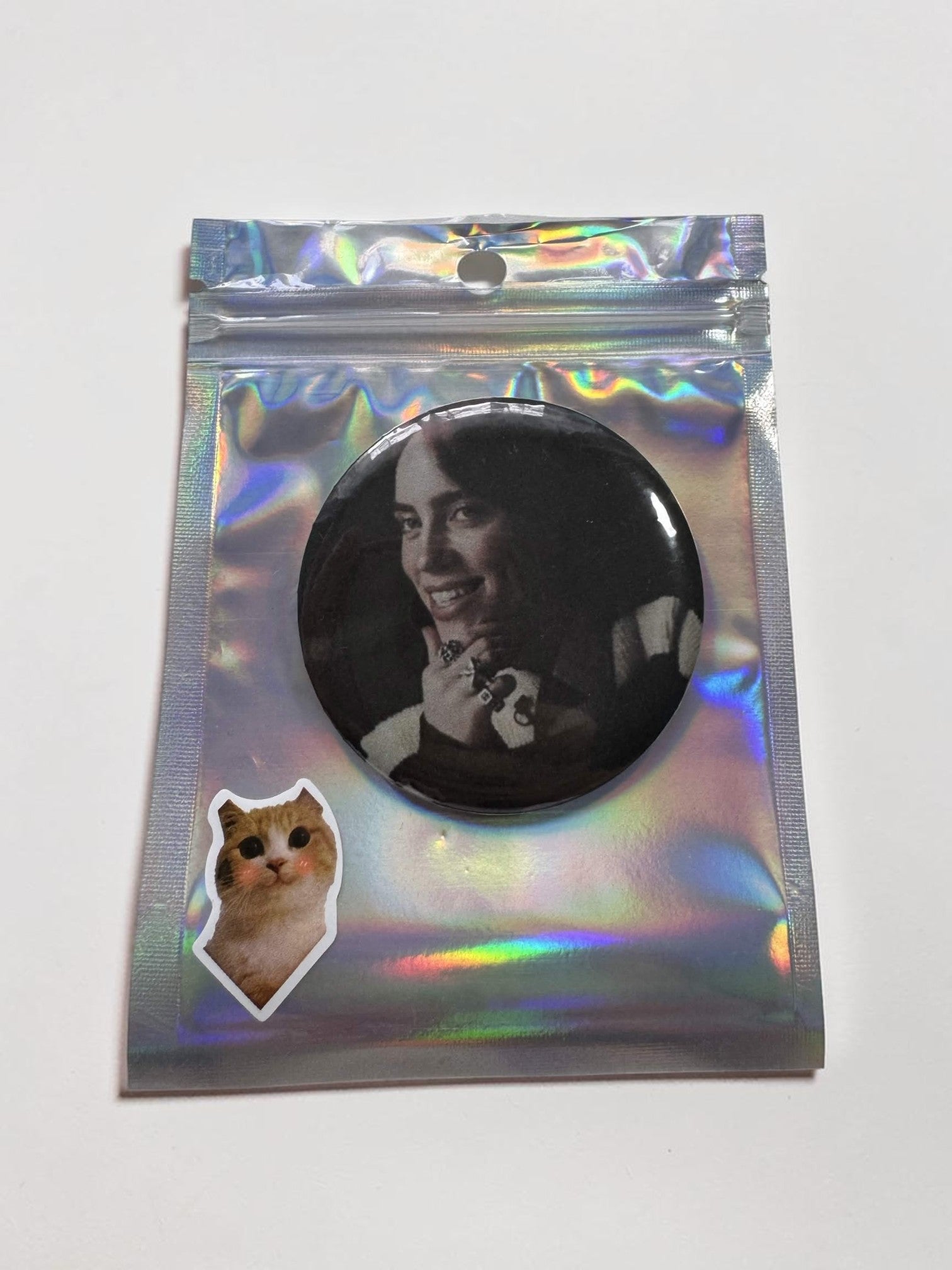 Billie Eilish – uśmiechnięta vibe | przypinka 58mm