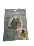 przypinka pusheen z redbullem
